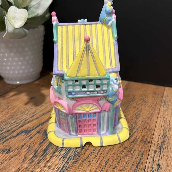 🐇 BUNNY TOWNE Firehouse – Hand-Painted Porcelain Figurine - Picture 4 of 7